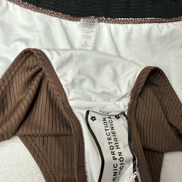 New V-Neck High Waisted Bikini Set. Size Large - Picture 9 of 9